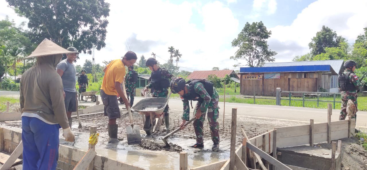 Satgas Yonif 310/KK Bersama Masyarakat Bangun Masjid di Senggi Papua