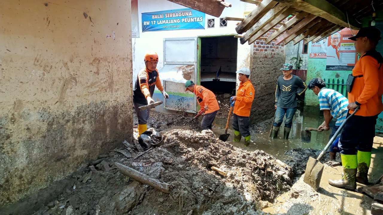 Tim Gabungan Kerja Bakti Bersihkan Endapan Lumpur dan Sampah di Lokasi Pasca-banjir