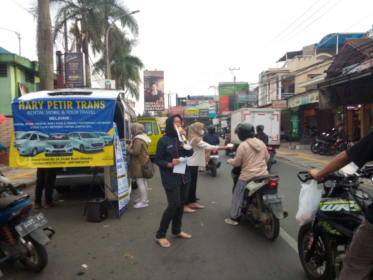 Firma Hari Petir Pro Jus Titia Dan Yayasan Hari Petir Al-Itifaq Berbagi Takjil Di Depan Pasar Panorama Lembang