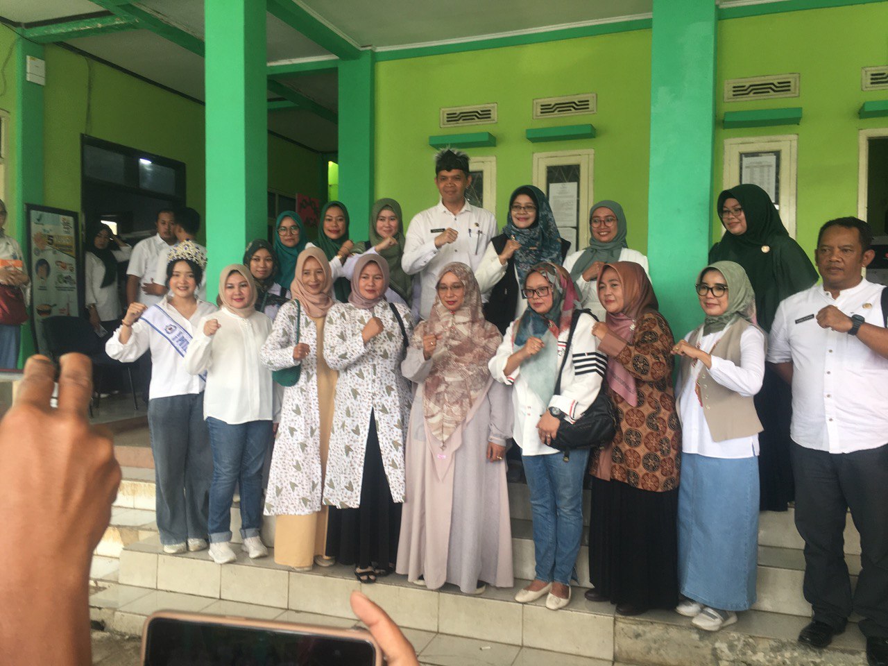 Bunda Emma Dety Dadang Supriatna Memberikan, Edukasi dan Makanan Tambahan Kepada Anak-Anak Kategori Stunting