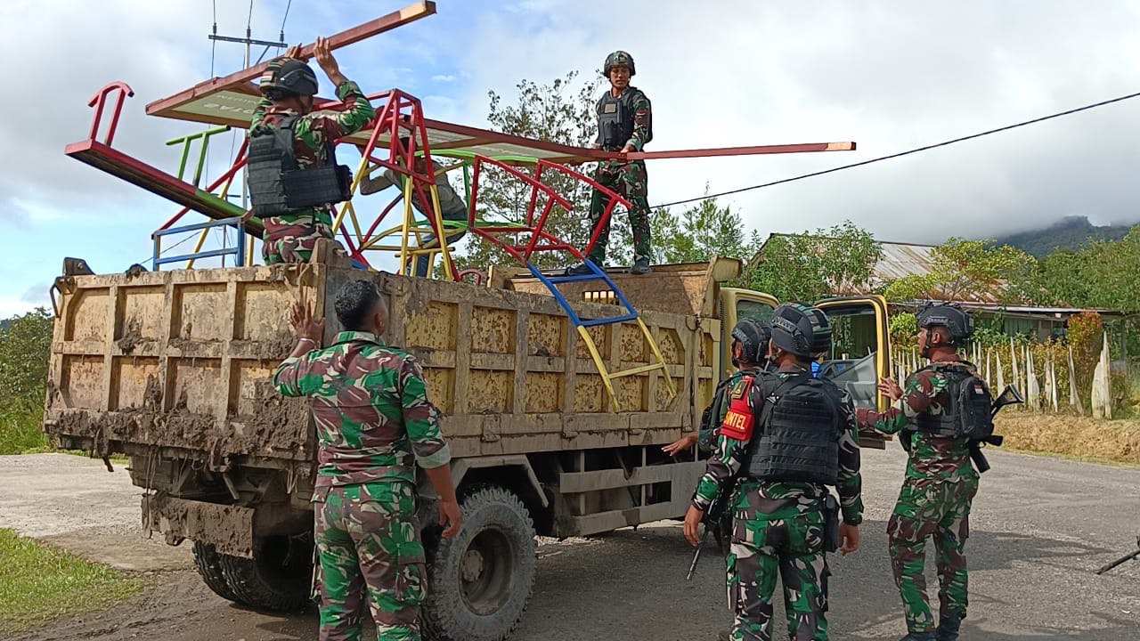 Jaga tumbuh kembang anak pedalaman Papua, Satgas Yonif 310/KK bangun Taman Bermain