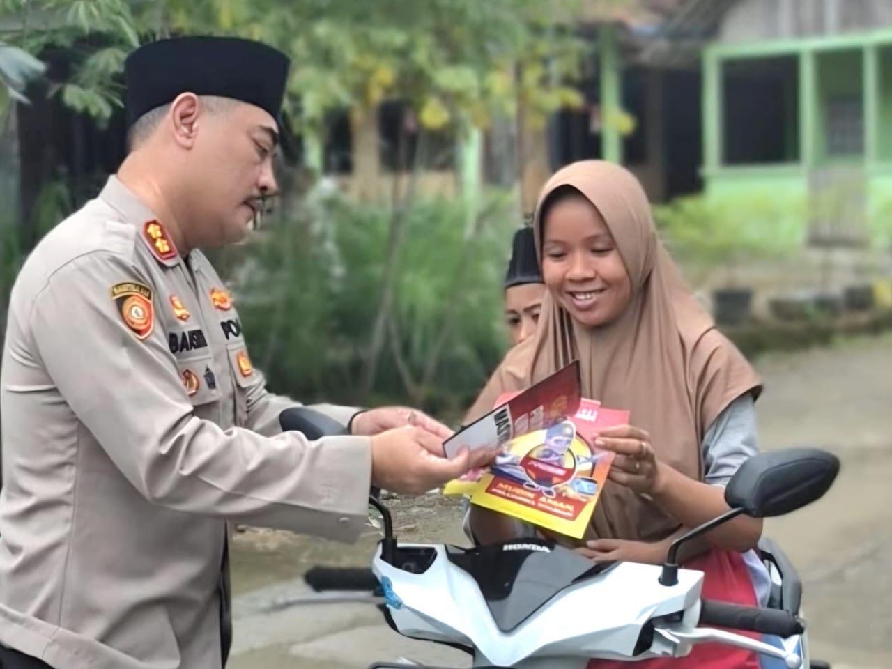 Kapolres Kebumen Gelar Patroli Ngabuburit Sambil Sosialisasi Hotline 110 dan Tagline Mudik Aman Keluarga Nyaman di Desa Sidoagung, Sruweng