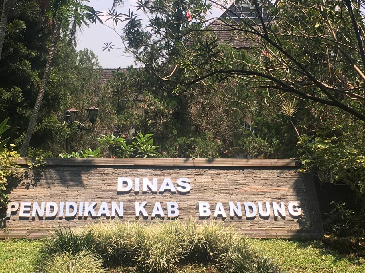 Disdik Kab. Bandung Kurang Respon Terkait Robohnya TPT Samping SMP Negeri 4 Cimenyan