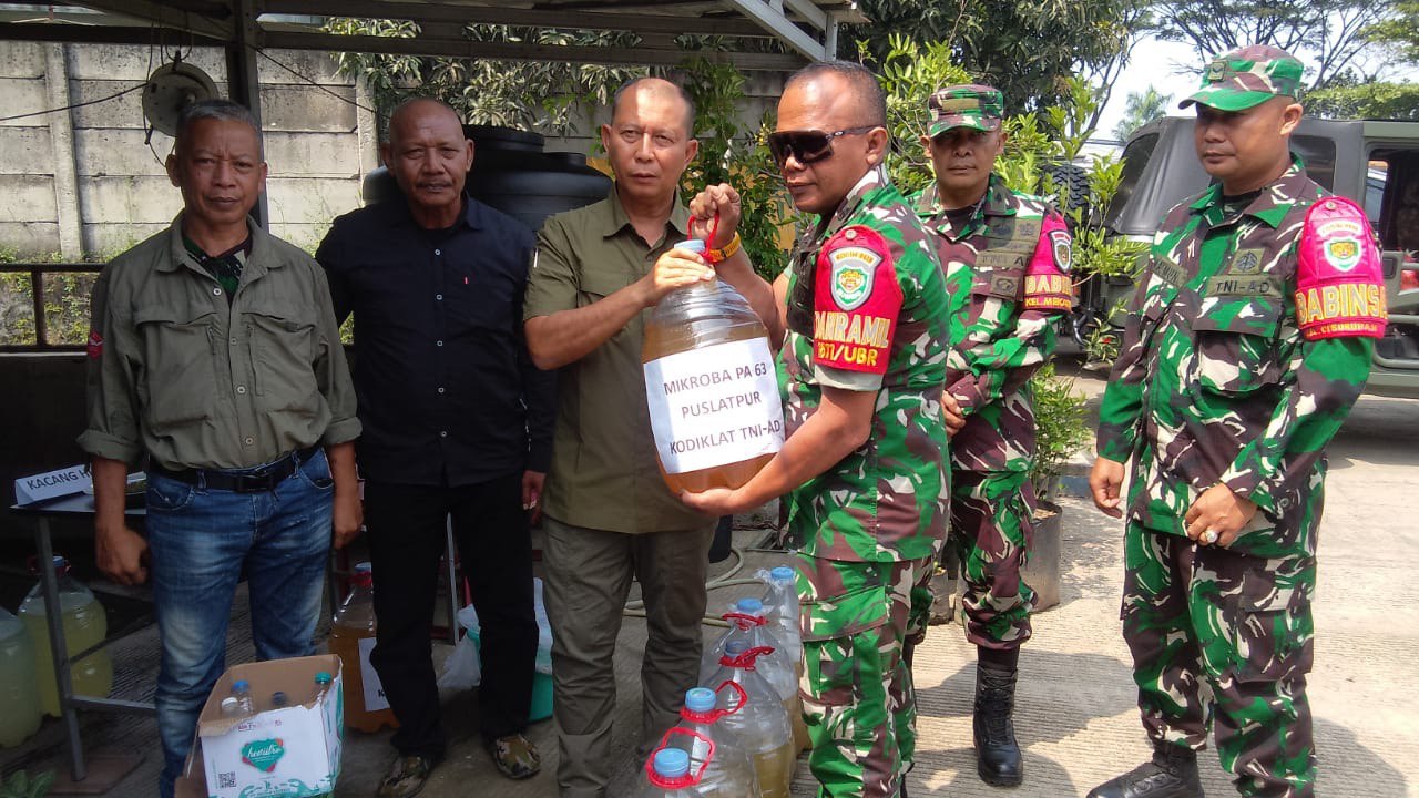 Danpuslatpur Kodiklat TNI AD Brigjen TNI Dany Rakca, menetralisir bakteri limbah di pasar kota bandung