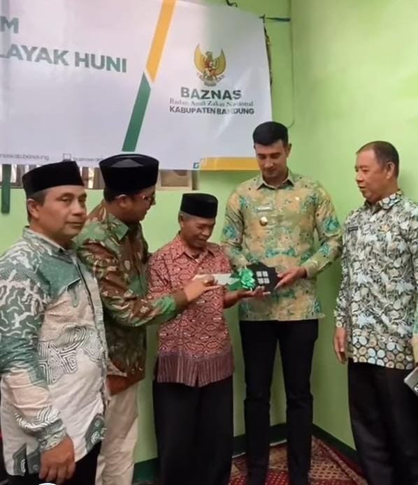 Kadis Disperkimtan  Secara Simbolis Menyerahkan  Kunci Rutilahu yang Diselenggarakan BAZNAS