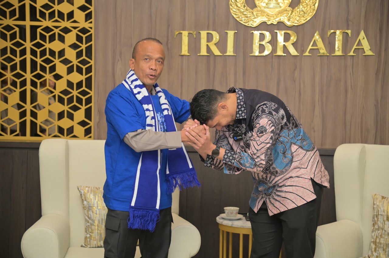PERERAT KOMUNIKASI, KAPOLDA JABAR TERIMA AUDIENSI KETUA VIKING PERSIB DI RUANG KERJA
