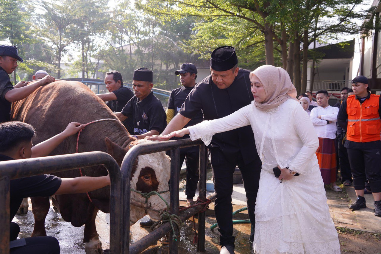 Kapolda Jabar Sumbangkan Dua Ekor Sapi Limosin untuk Pesantren, Penyandang Cacat dan Kaum Dhuafa di Hari Raya Idul Adha 1446 H