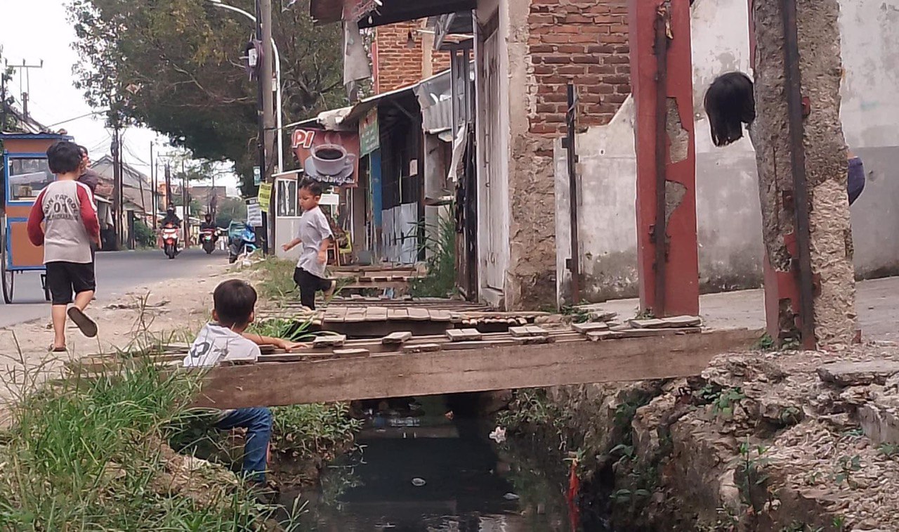 Keluh Kesah Warga Dengan Mangkraknya Proyek Normalisasi Drainase  Desa Rancaekek Wetan