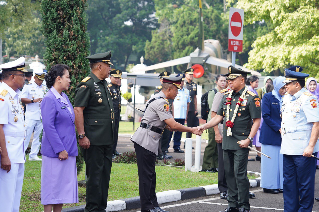Kapolda Jabar Hadiri Upacara Penutupan Pendidikan Reguler LIII Sesko TNI T.A 2025 di Bandung