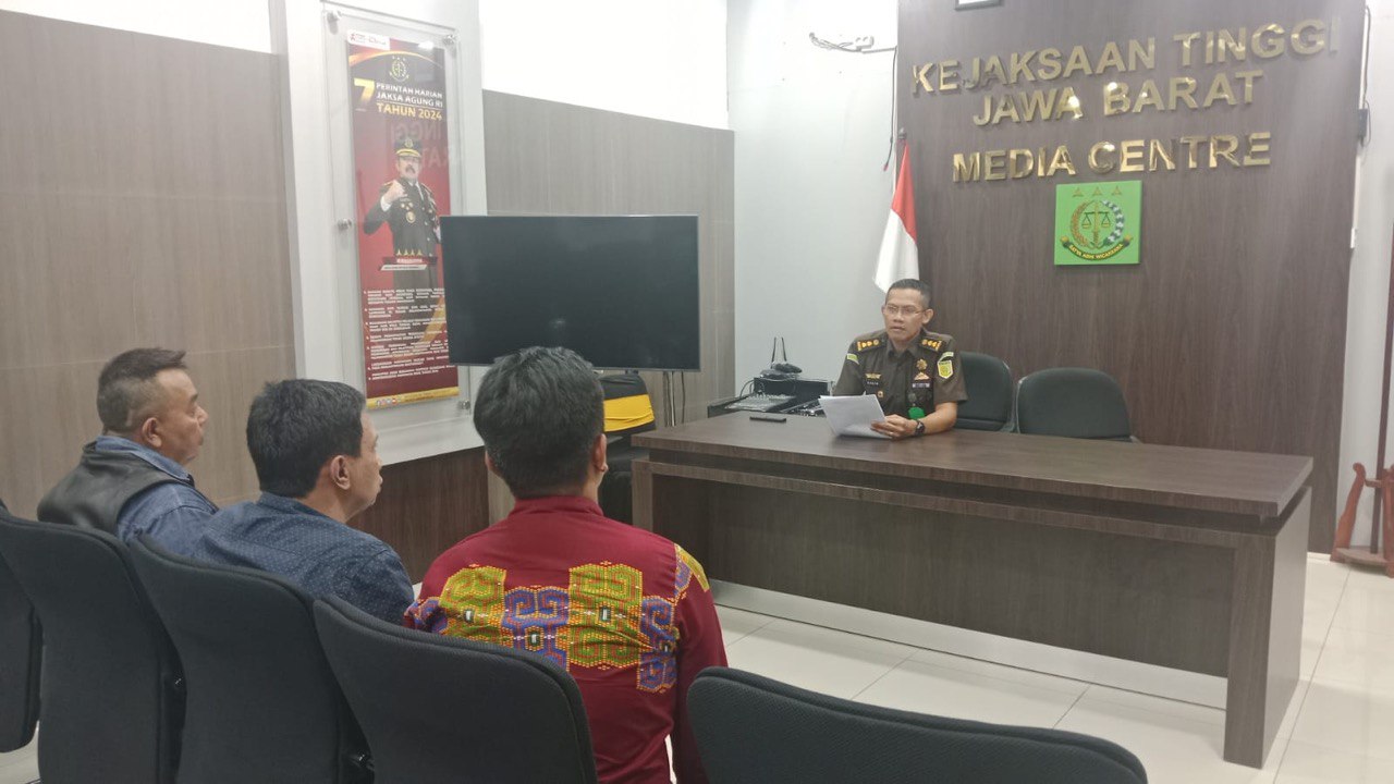 Para Aktivis Anti Korupsi Datangi Kantor Kejaksaan Tinggi, Tanyakan kasus Gratifikasi ex Lurah Warung Muncang.