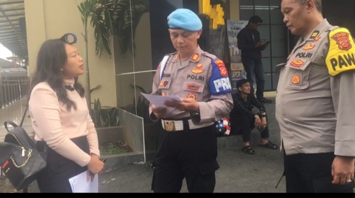 Wanita Siram Kantor Polres Cimahi Guna Minta Keadilan Untuk Suami Yang Tidak Jelas Tuduhanya