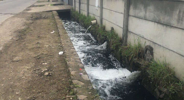 Diduga Cemari Lingkungan, De Prima Terra Buang Limbahnya Langsung ke Parit