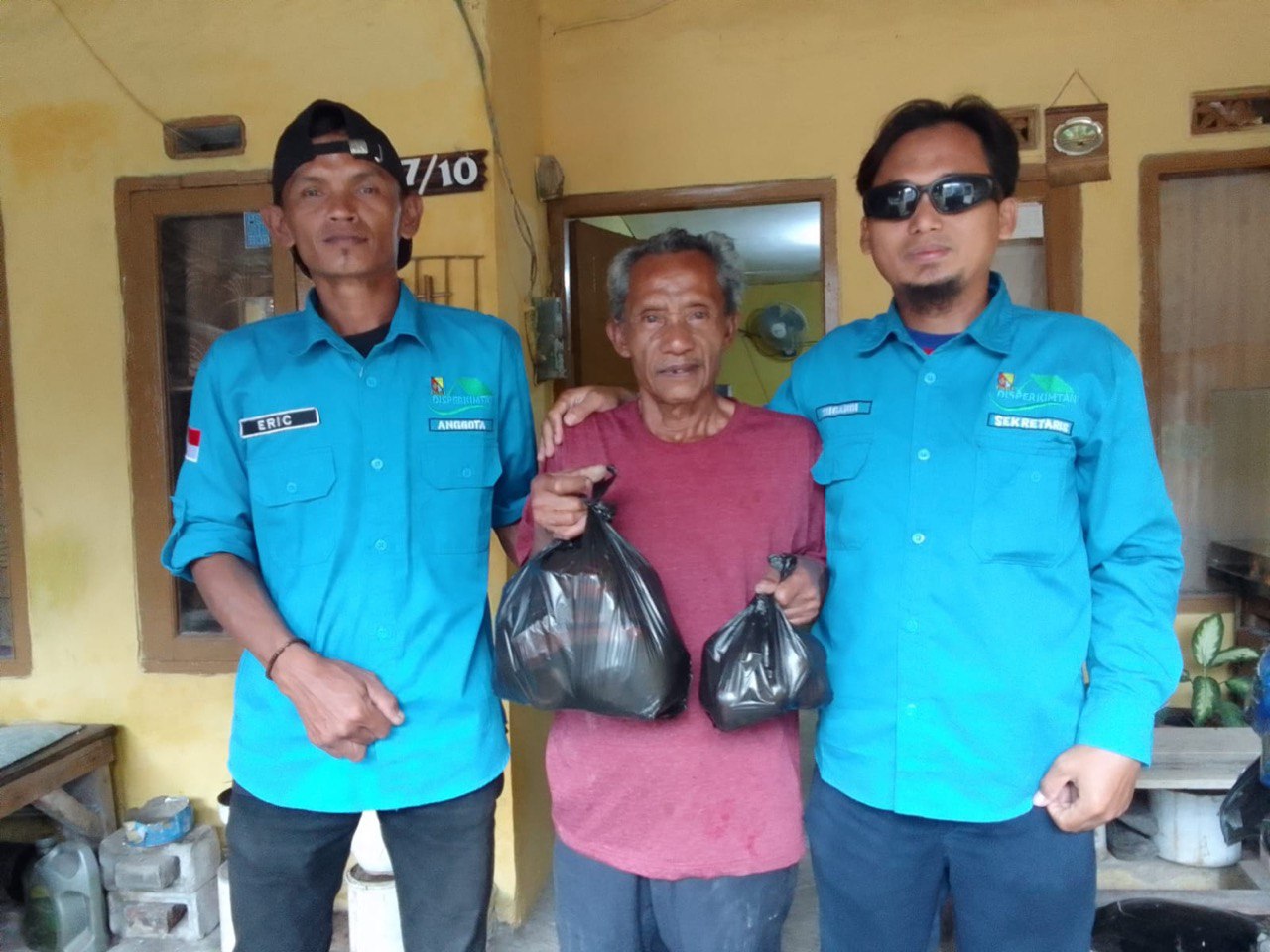 Ketua KPP Rancaekek Permai  Kerja Bhakti  dan Salurkan Sembako Kepada Warga