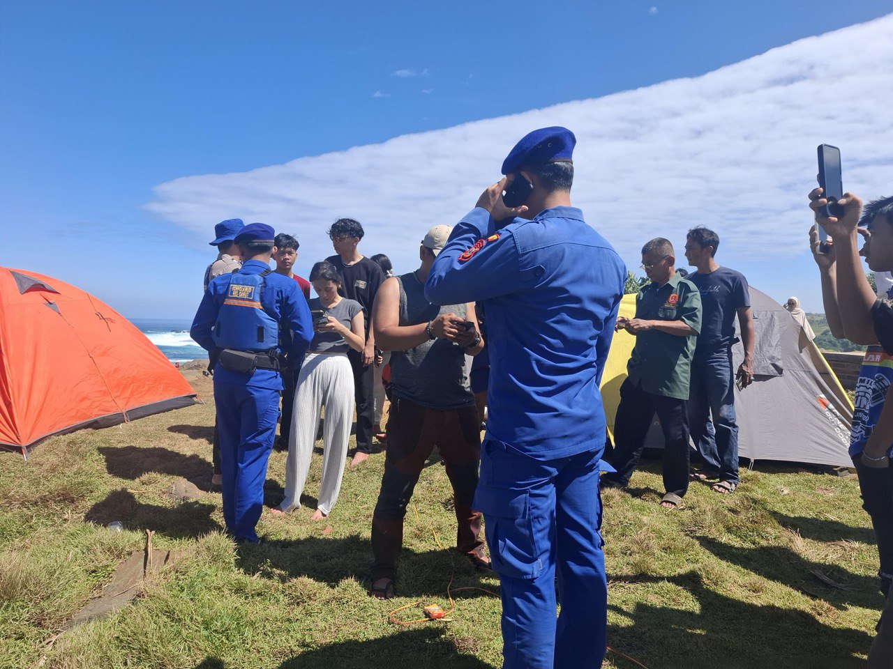 Polisi Tangani Laka Laut di Puncak Guha, Satu Selamat, Dua Masih Dalam Pencarian