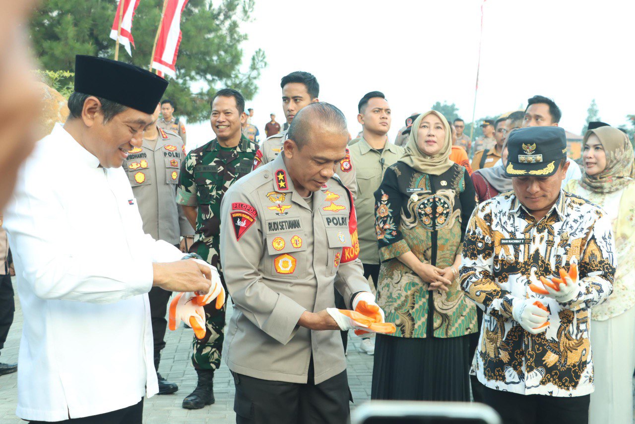 Jaga Kelestarian Alam, Kapolda Jabar Tanam Pohon di Kuningan