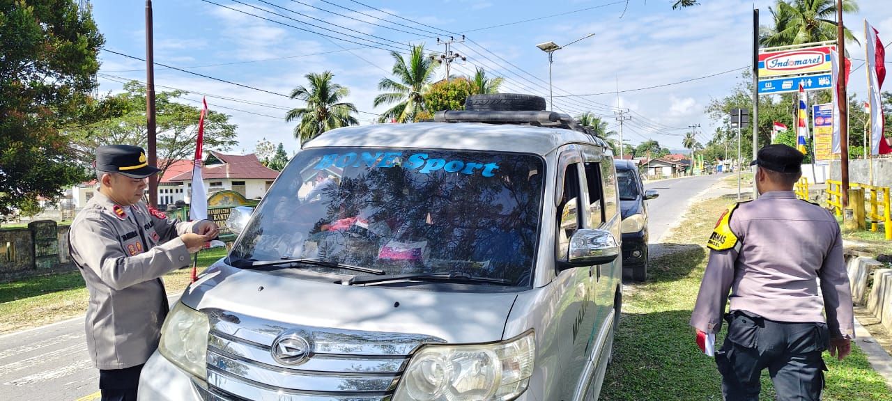 Sonsong Hari Kemerdekaan RI Ke 80, Polsek Moramo Utara Bagikan Bendera Merah Putih Kepada Warga