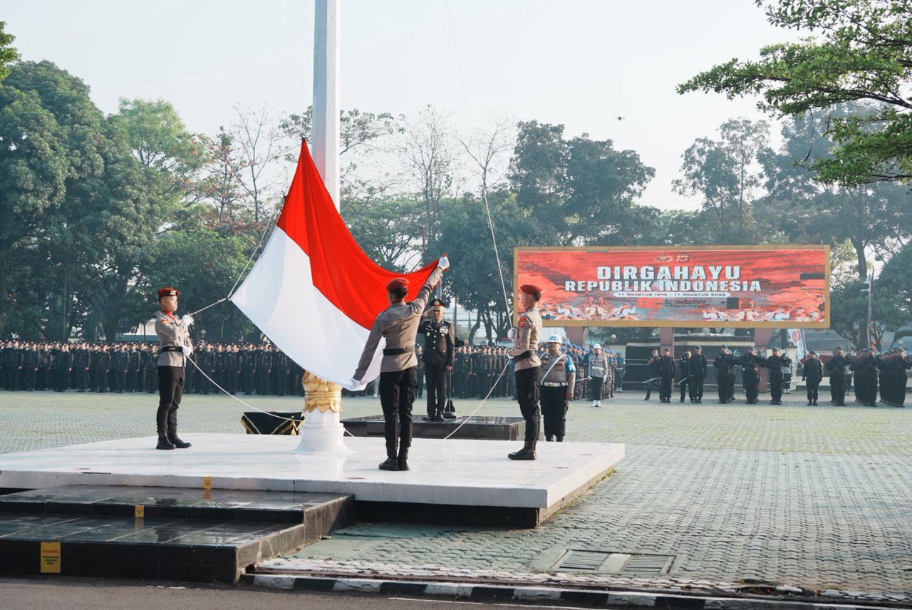 Peringati HUT RI Ke – 80, Polda Jabar Gelar Upacara Bendera di Mapolda Jabar