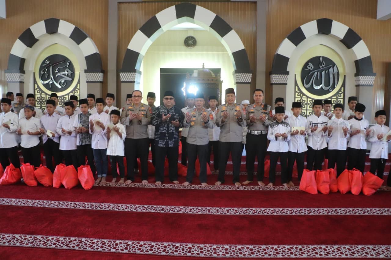 Kapolda Jabar Gelar Doa Bersama dengan Anak Yatim dan Personel Polda untuk Kedamaian Bangsa