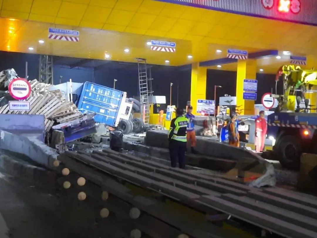 Truk Kontainer Alami Rem Blong, Hantam Gardu Tol Ciawi dan Timpa Kendaraan Lain