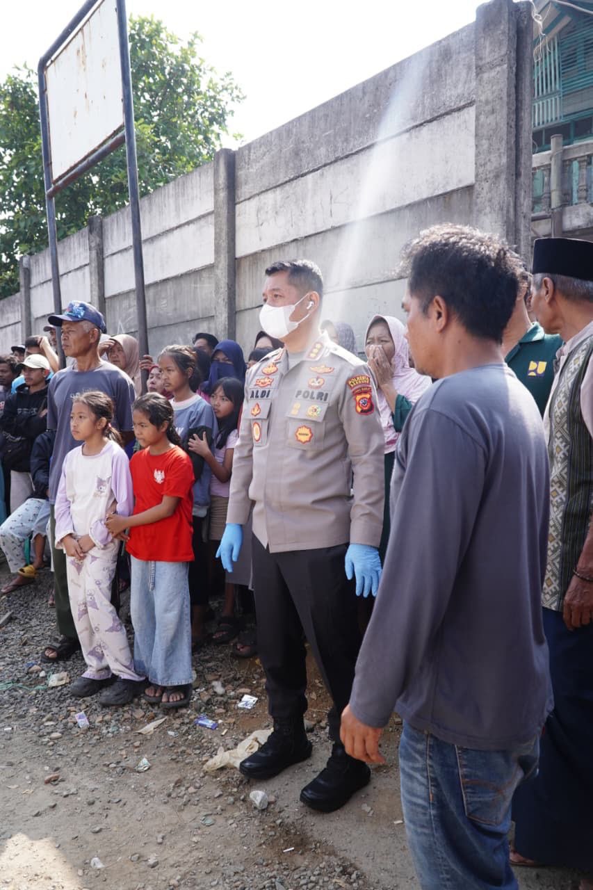 Polisi Evakuasi Seorang Ibu Yang Bunuh Diri dan Jerat Leher 2 Putranya