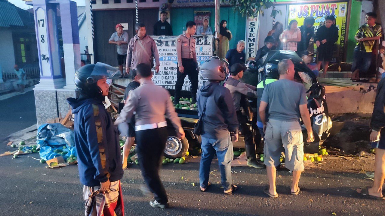 Reaksi Cepat Polisi Bantu Evakuasi Peristiwa Laka Lantas