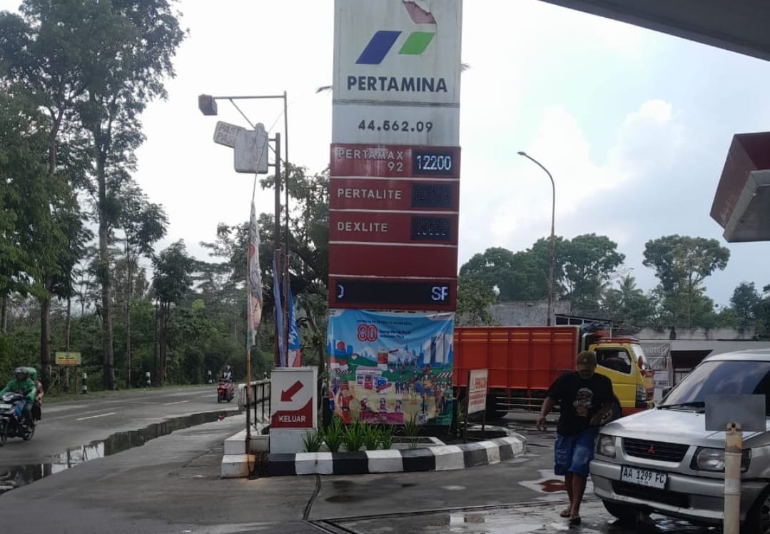Mobil Kuda Silver Gentayangan Diduga Ngangsu Solar di SPBU Temanggung, SBM Pertamina dan APH Diminta Lebih Tegas
