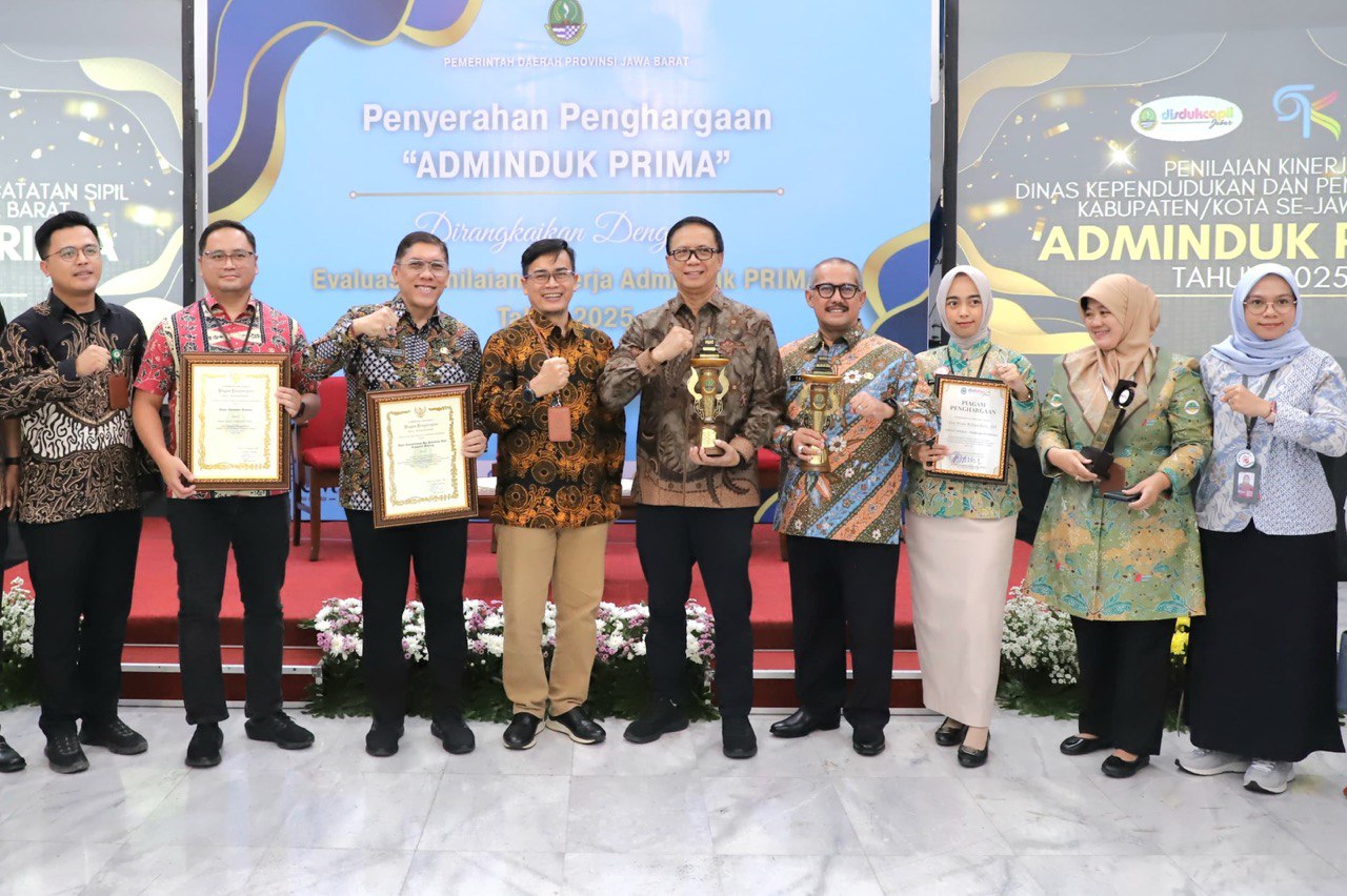 Bupati Bandung Dadang Supriatna Raih Penghargaan sebagai Pembina Terbaik “Adminduk Prima