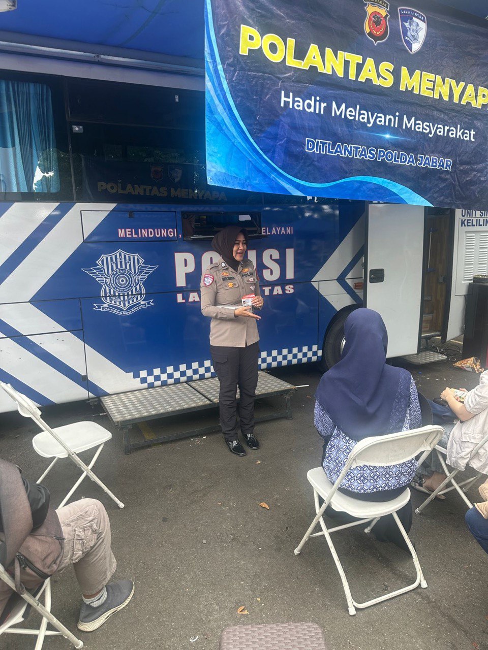 Brigadir Melinda, Petugas SIM Polda Jabar, Sapa Humanis dan Berikan Arahan kepada Pemohon Perpanjangan SIM