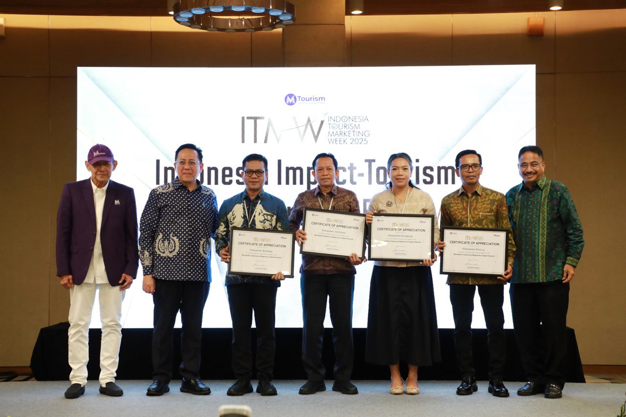 Pemkab Bandung Raih Penghargaan Indonesia People-Centric Regency pada Indonesia Tourism Marketing Week 2025