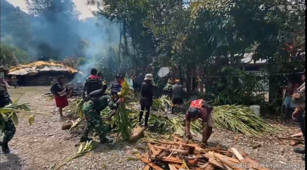 Satgas TNI Gelar Acara Adat Bakar Batu Bersama Masyarakat Kampung Banti
