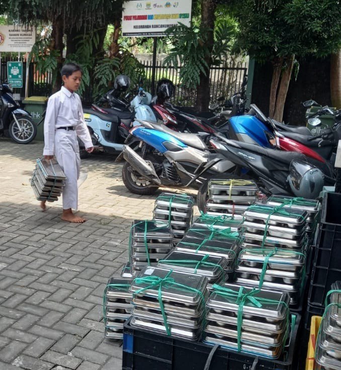 Siswa siswi SDN Sondariah Kumpulkan Wadah MBG Berjalan Tanpa Alas Kaki, Siswa : Disuruh Guru Kumpulkan di Kelurahan Rancanumpang