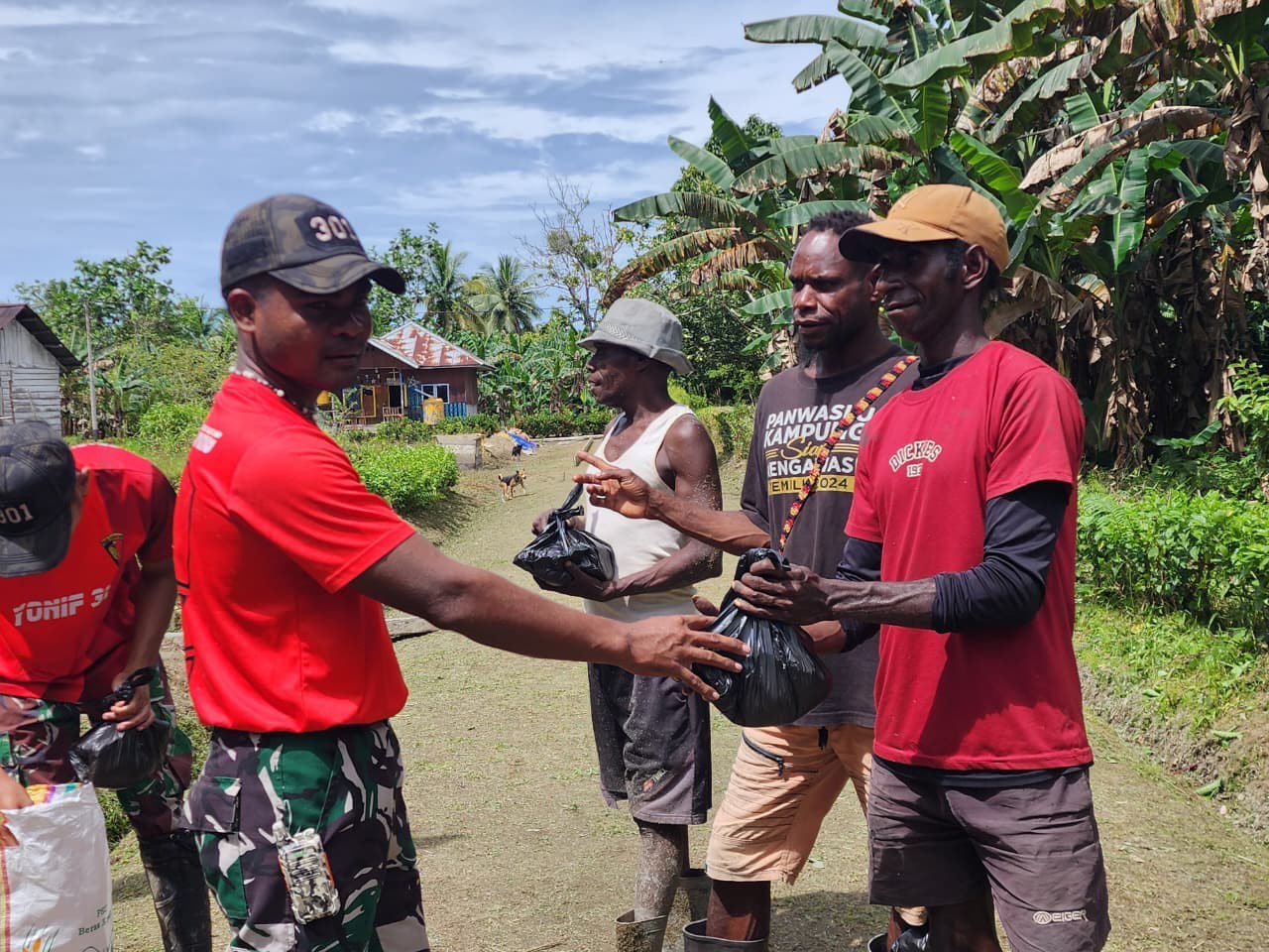 Satgas Yonif 301/Pks Ajak Warga Kampung Kanmapri bergotong Royong dan Peduli Kebersihan Lingkungan