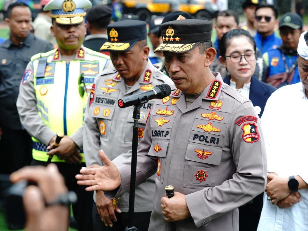 Sinergi Polri dan Ojol, Kapolri Pimpin Apel “Sauyunan Jaga Lembur” di Bandung