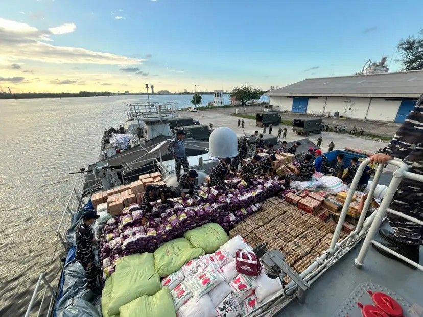 Kri Sutedi Senaputra-378, Embarkasi Bantuan Logistik Untuk Korban Terdampak Banjir di Dermaga Krueng Gugeh Lhokseumawe