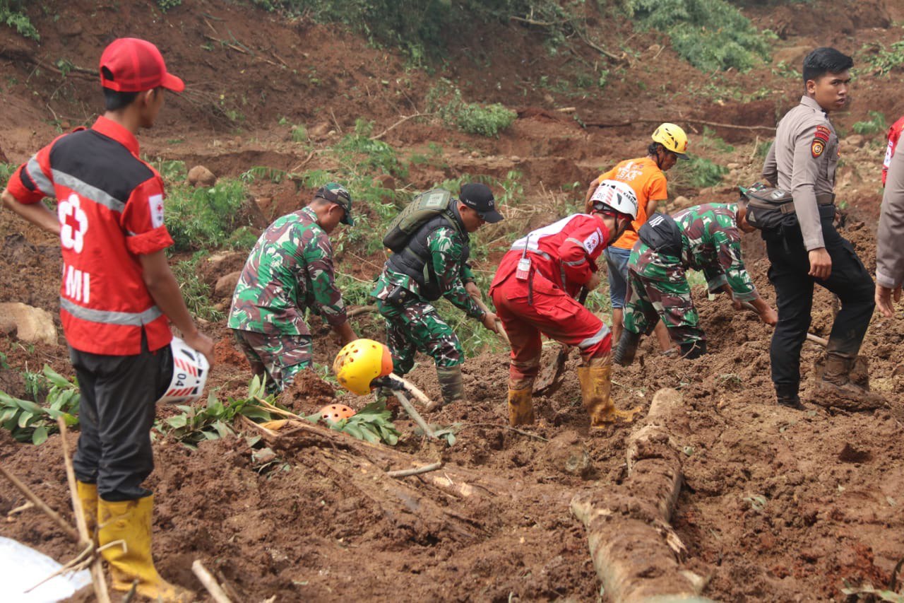 TIM GABUNGAN MULAI EVAKUASI KORBAN LONGSOR DI DESA WARGALUYU, KABUPATEN BANDUNG