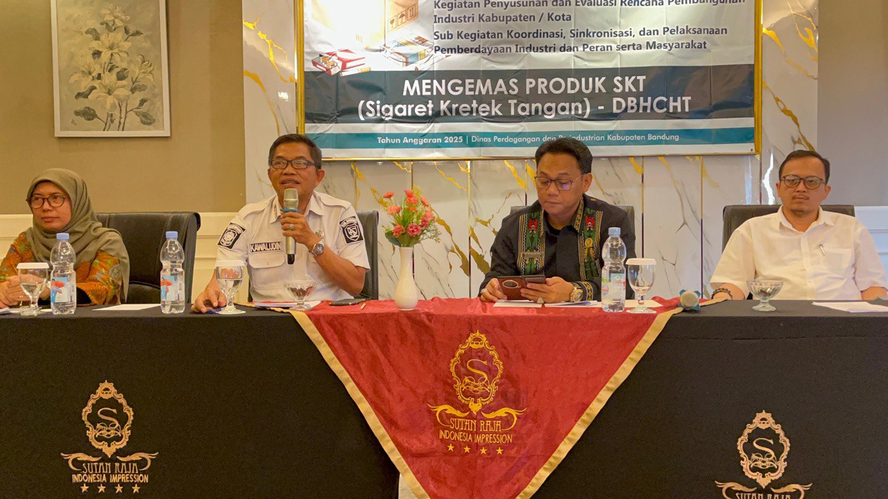 Disperdagin Kabupaten Bandung Gelar Bimtek Mengemas Produk SKT DBHCHT Tahun 2025