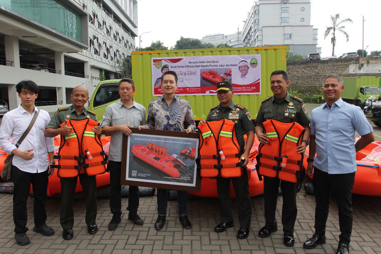 Pangdam III/Slw Serahkan Rescue Boat HDPE Untuk Perkuat Penanganan Banjir di Jawa Barat