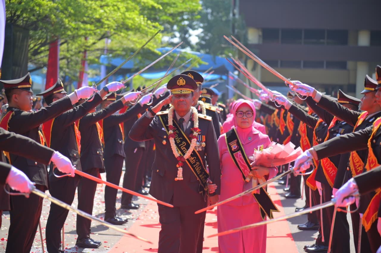 Polda Jabar Gelar Upacara Wisuda Purnabakti Brigjen Pol. Rinto Prastowo, S.I.K., M.H.