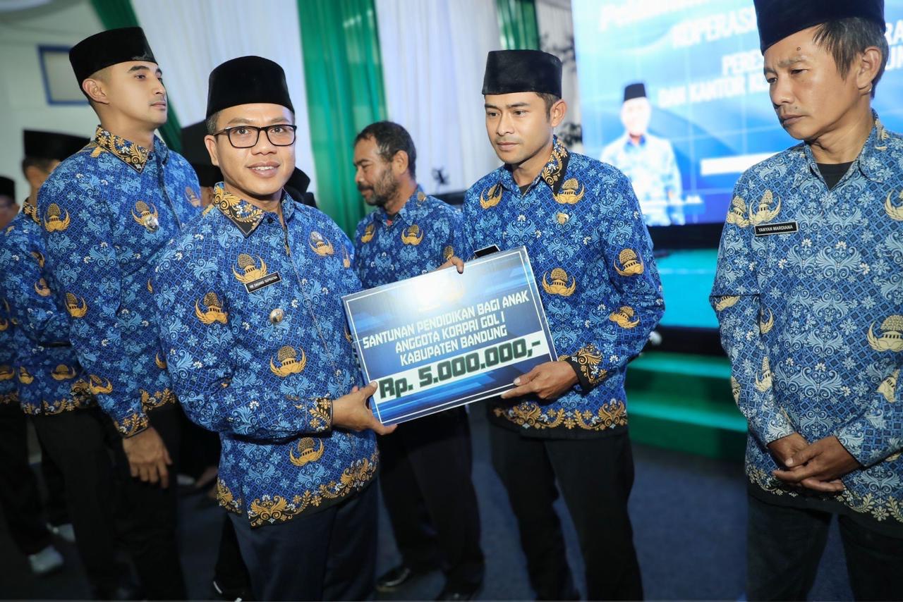 Kang DS Lantik Pengurus dan Pengawas Koperasi KORPRI BEDAS Sekaligus Resmikan Pujasera