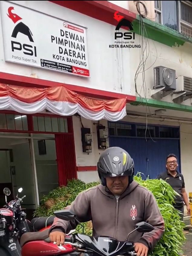 Dukung Ketahanan Pangan, PSI Kota Bandung Bagikan 2.000 Ikat Kangkung ke Warga