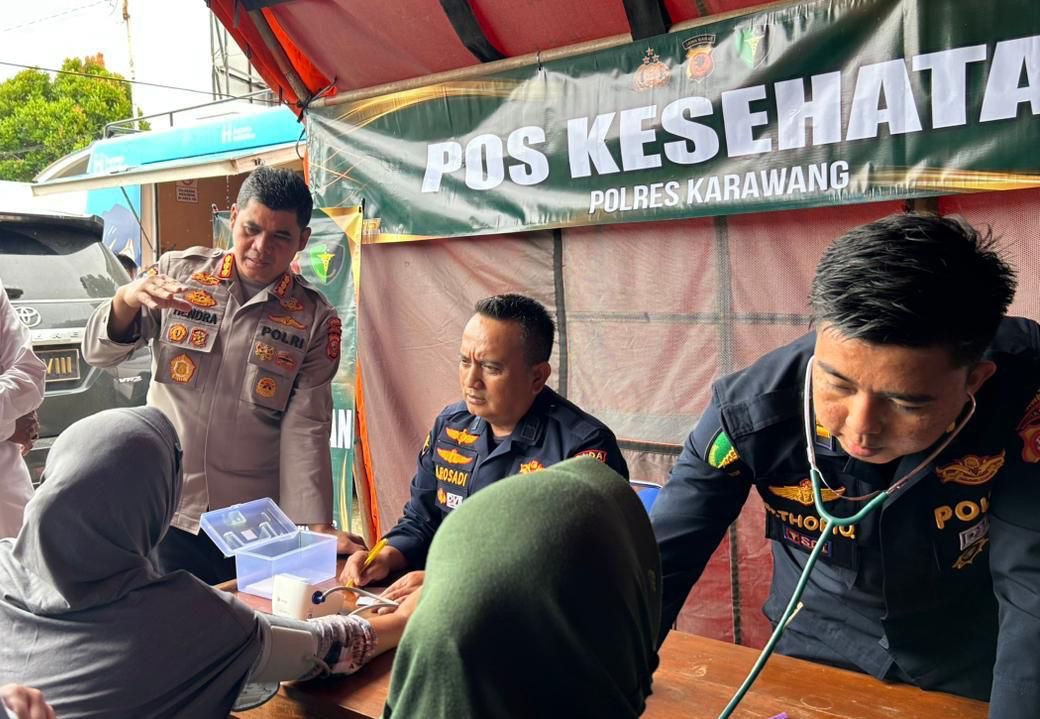 Kabid Humas Polda Jabar Tinjau Posko Kesehatan Biddokkes di Lokasi Banjir Karangligar