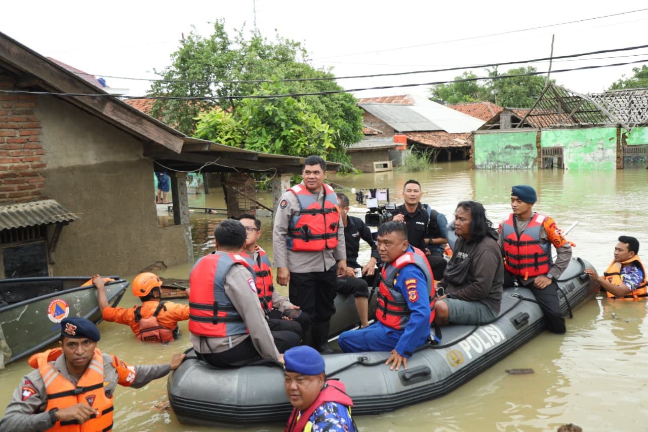 Antisipasi Pencurian Rumah Yang Ditinggalkan Warga, Serta Konsleting Listrik Saat Banjir, Polda Jabar Terus Intensifkan Patroli di Karangligar Karawang