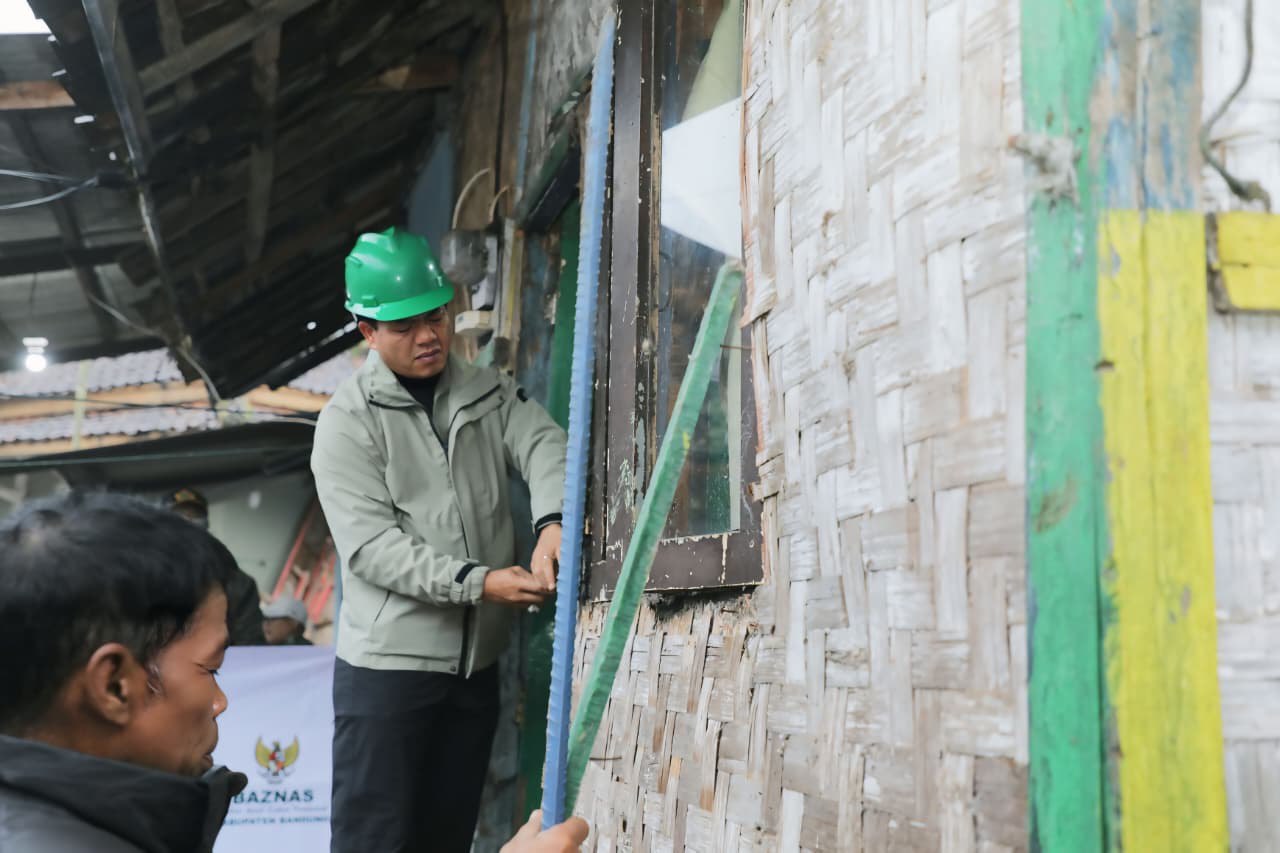 Rangkaian Bunga Desa, Bupati Kang DS Bedah Rumah di Banjarsari