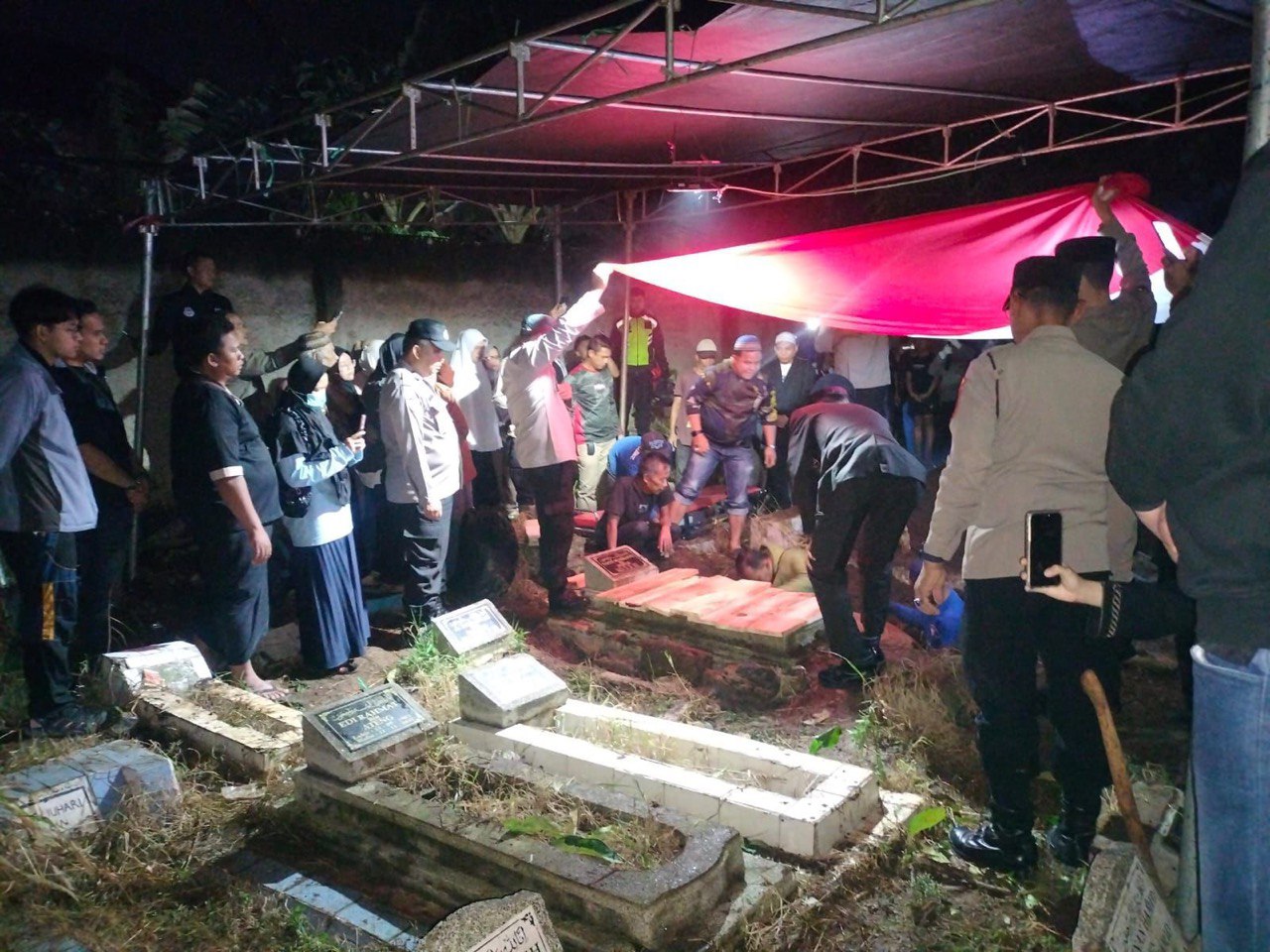 Kabid Humas Polda Jabar Sampaikan Duka Cita atas Gugurnya Bhabinkamtibmas Polsek Cisarua Ipda (Anumerta) Hendra Kurniawan