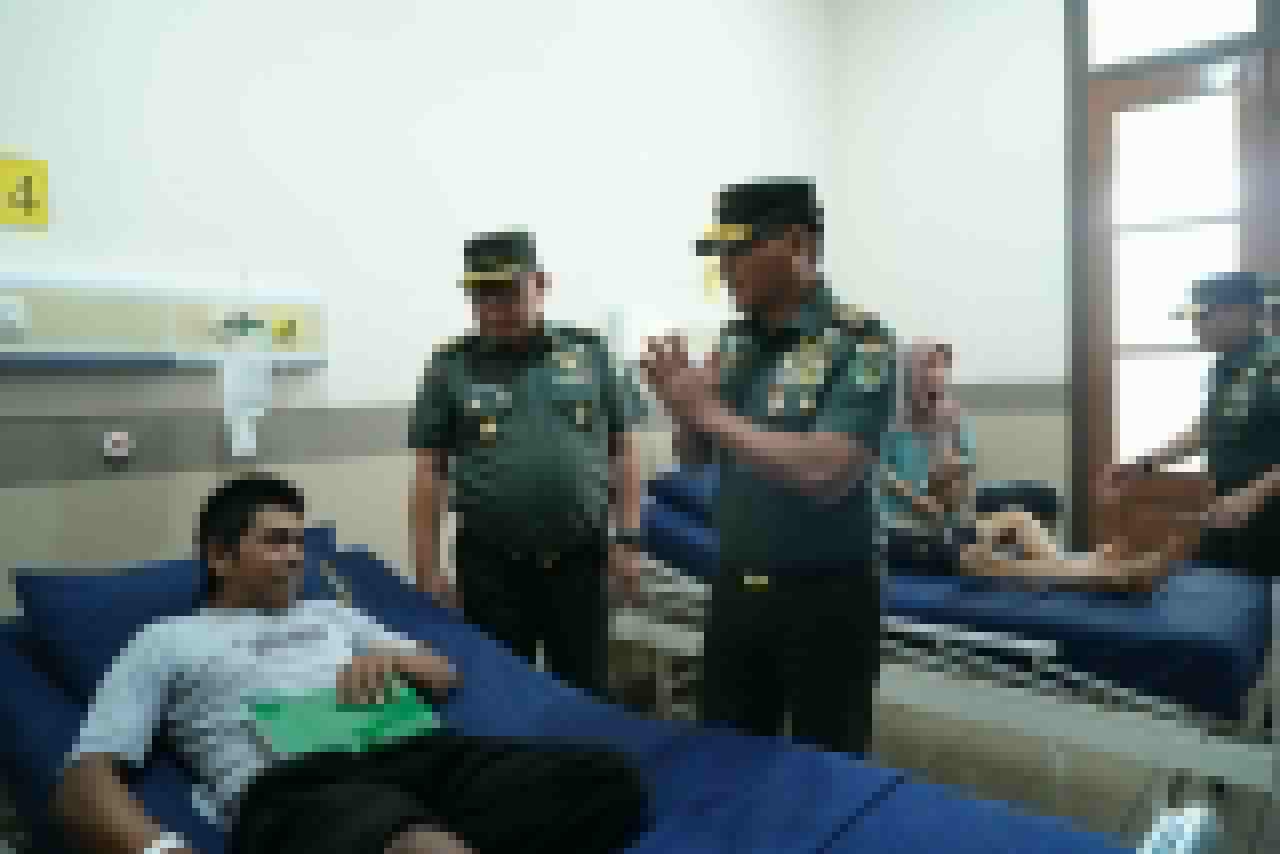 Pangdam III/Siliwangi Laksanakan Ta’ziah dan Mengunjungi Korban Kecelakaan Beruntun di Cisarua