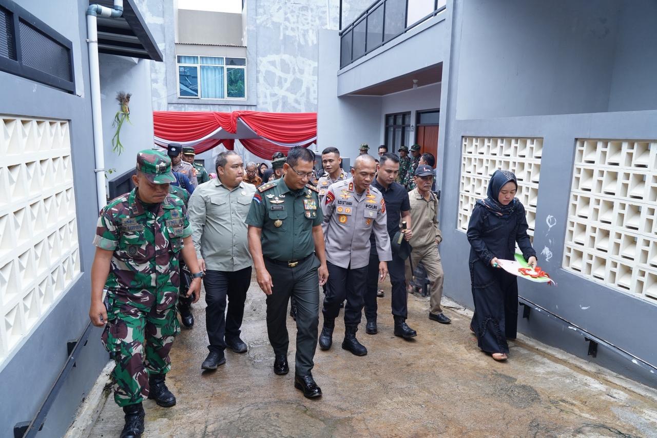 Pangdam III/Siliwangi Serahkan Santunan Rumah dan Motor kepada Ahli Waris