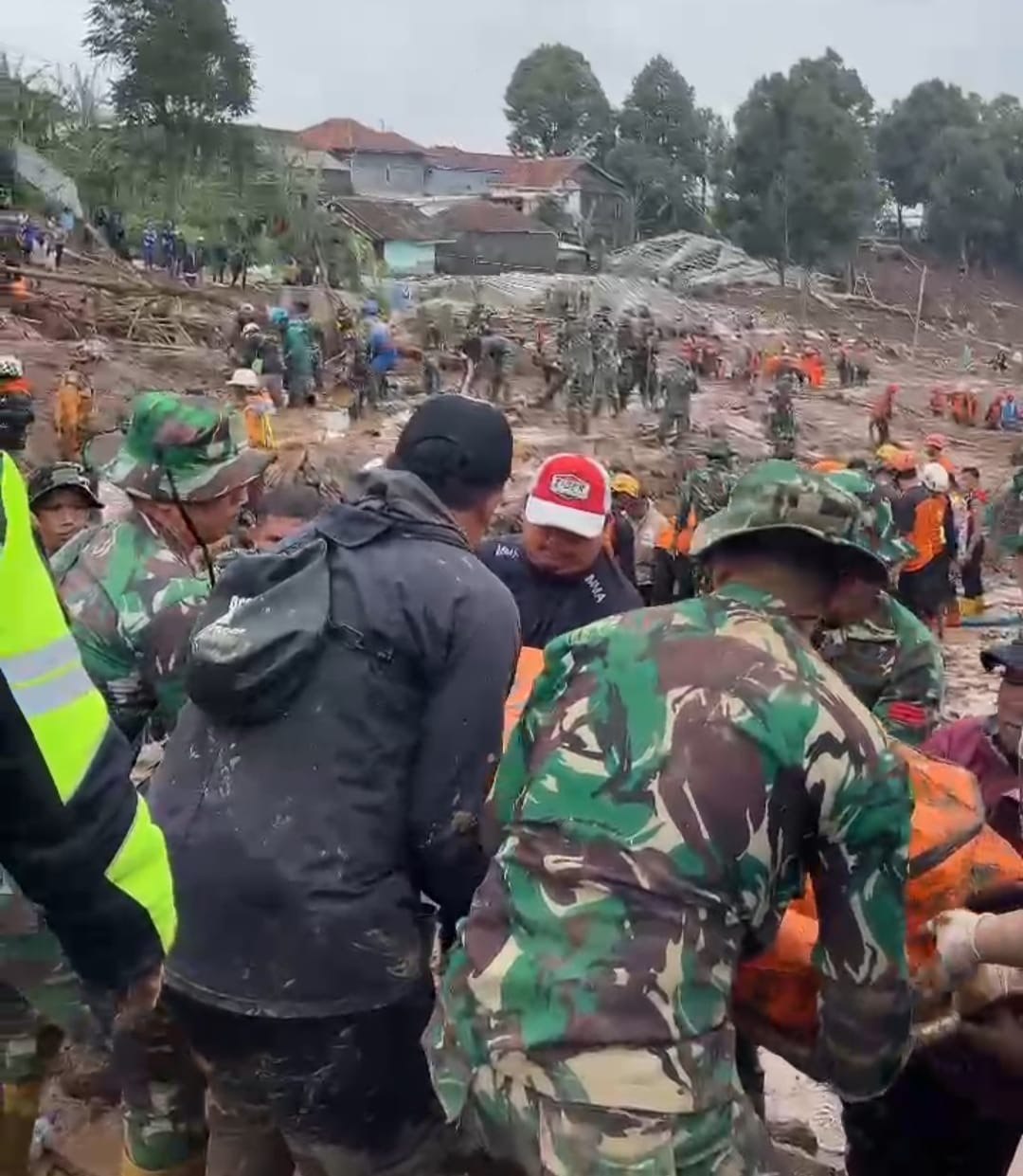 TNI Lanjutkan Evakuasi Korban Longsor Cisarua Masih Berlangsung Intensif