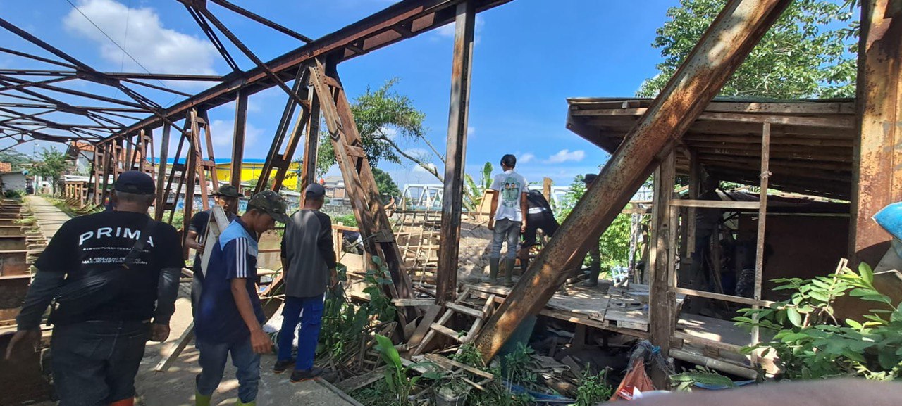Percepat Normalisasi, Tim Gabungan Bongkar Bangunan Liar di Sempadan Citarum