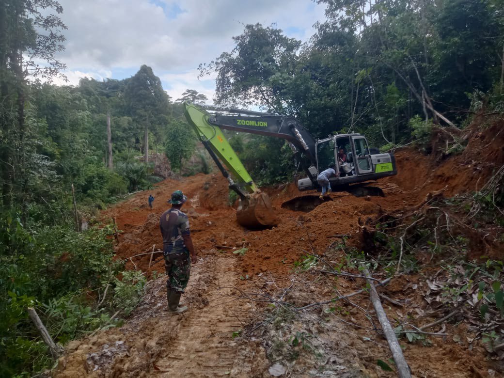 Percepat Pembangunan Box Culvert, Satgas TMMD Ke-127 Nagan Raya Turunkan Mesin Molen