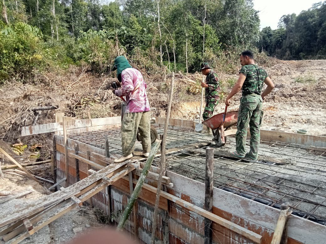 Prajurit Satgas TMMD Kodim 0116 Nagan Raya dan Warga Bergandeng Tangan Bangun Desa